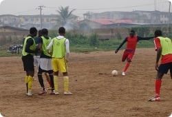 Fußballspiel auf dem Gowon Estate Community Field. Copyright: PLAY!YA Nigeria