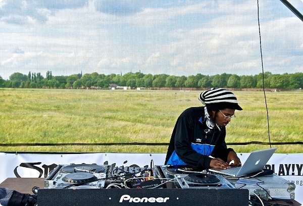 DJ Diamondog legt auf der STRASSE!KICKT-Bühne auf. Copyright: Christian Frey/PLAY!YA