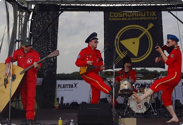 Die Band Cosmpnautix aus Berlin auf der STRASSE!KICKT-Bühne. Copyright: Fabian Heinl/PLAY!YA