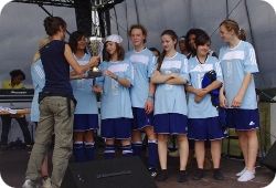 Team des FC Internationale, Berliner Straßenfußballmeisterinnen 2011, bei der Übergabe des Pokals. Copyright: Fabian Heinl/PLAY!YA