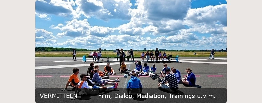 Foto zur Rubrik "VERMITTELN": Teams und Teamer besprechen Fair-Play-Regeln bei einem Spiel während der STRASSE!KICKT Open 2011 (Tempelhof, Berlin). Copyright: PLAY!YA